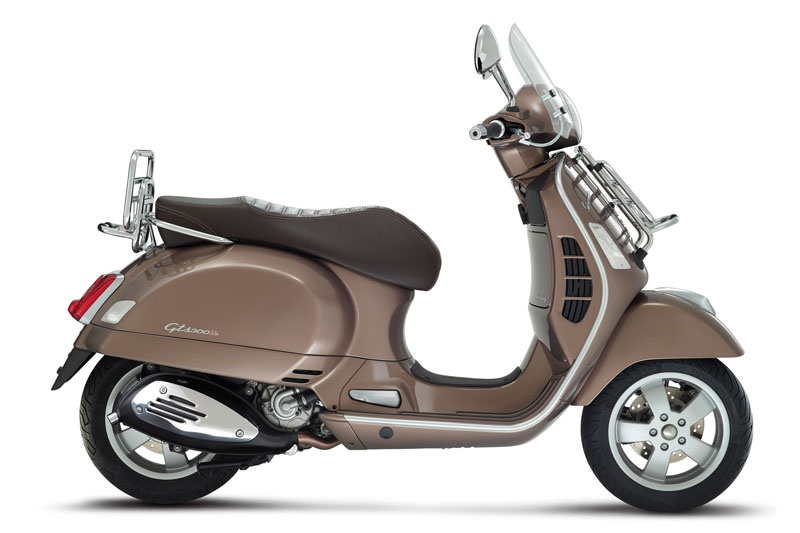 Không lâu sau khi giới thiệu ra thị trường thế hệ Vespa GTS 2015 với nhiều tính năng mới, hãng xe Ý bổ sung thêm hai phiên bản đặc biệt của dòng xe ga thể thao này. 