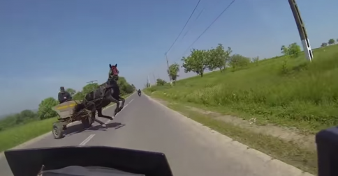 Nu biker chay xe phan khoi lon thoat chet trong gang tac hinh anh