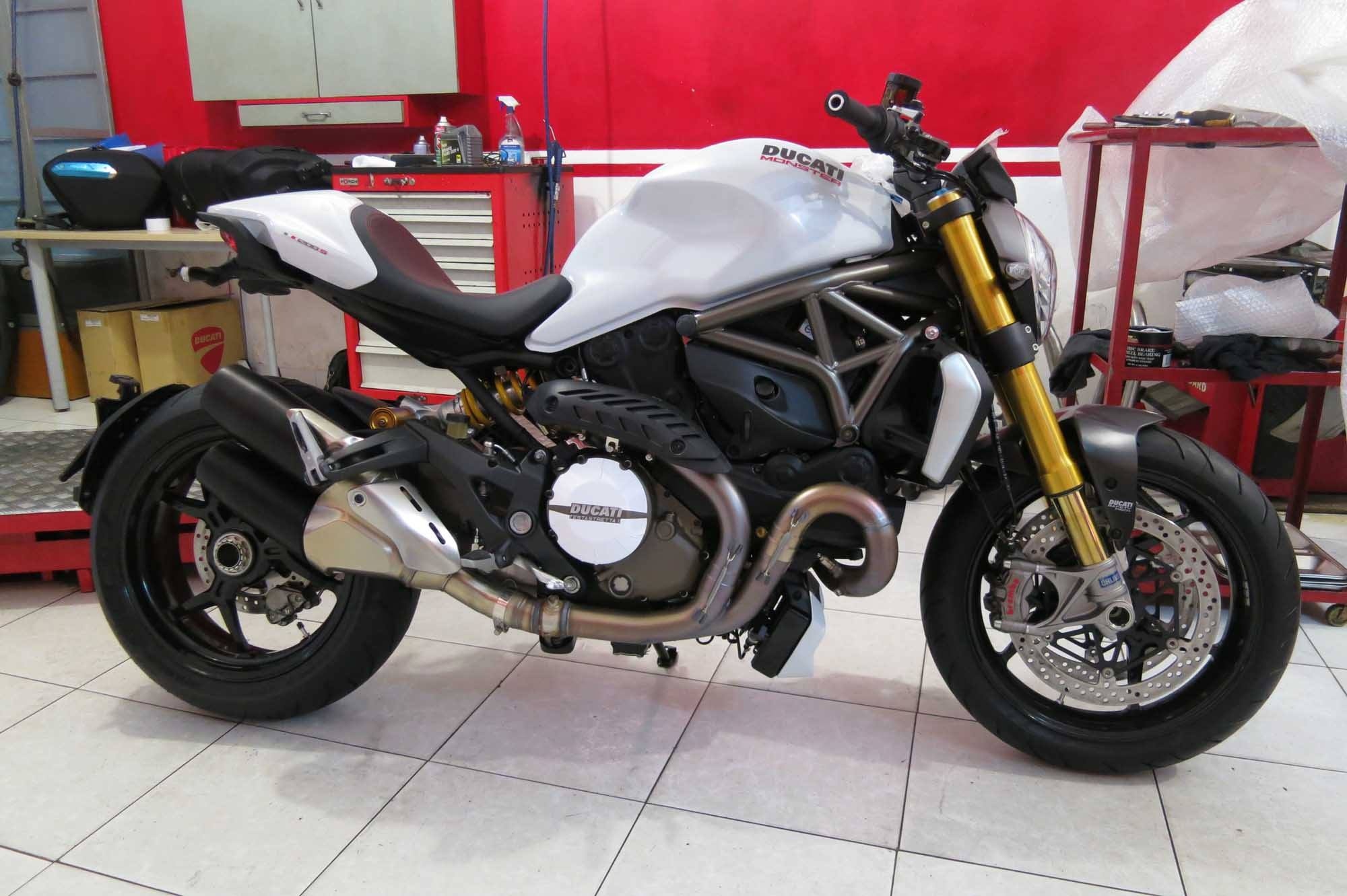 Ducati Monster 1200 S màu trắng tại showroom của Ducati tại Sài Gòn.