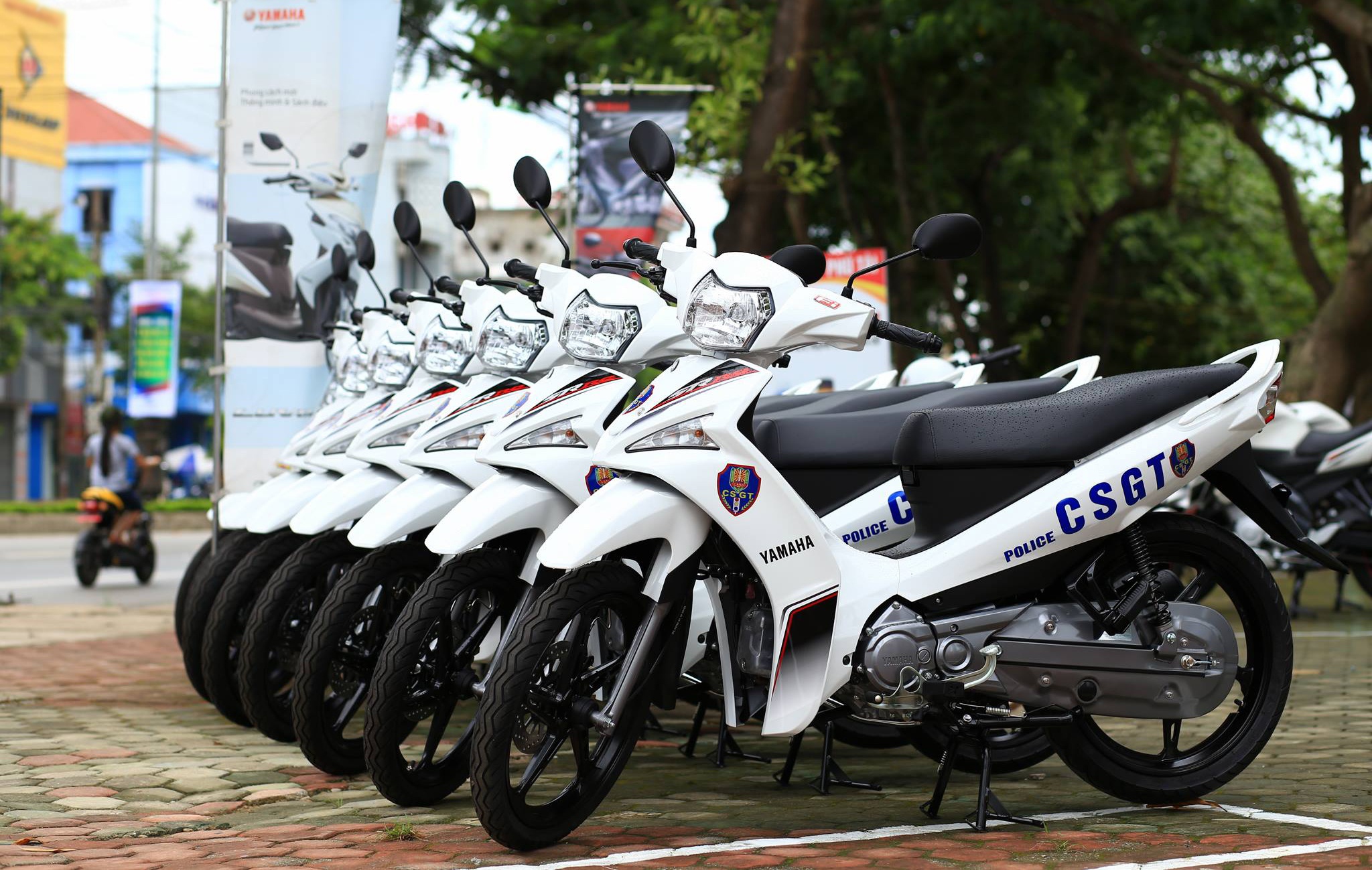 Kể từ đầu năm đến nay, hãng xe Yamaha đã thực hiện khá nhiều chương trình tặng xe cho lực lượng cảnh sát giao thông các tỉnh tại Việt Nam. Gần đây, những những xe Sirius RC Fi tiếp tục được hãng xe Nhật Bản dành tặng cho lực lượng cảnh sát giao thông tại Hà Tĩnh. 