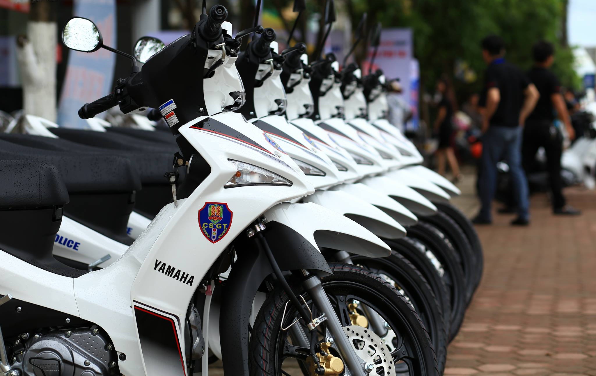 Trong lần tặng xe này, 20 chiếc Sirius RC Fi 2014 đã được Yamaha thiết kế với bộ tem đặc biệt, có gắn dòng chữ và huy hiệu của lực lượng cảnh sát giao thông trên nên sơn xe màu trắng.