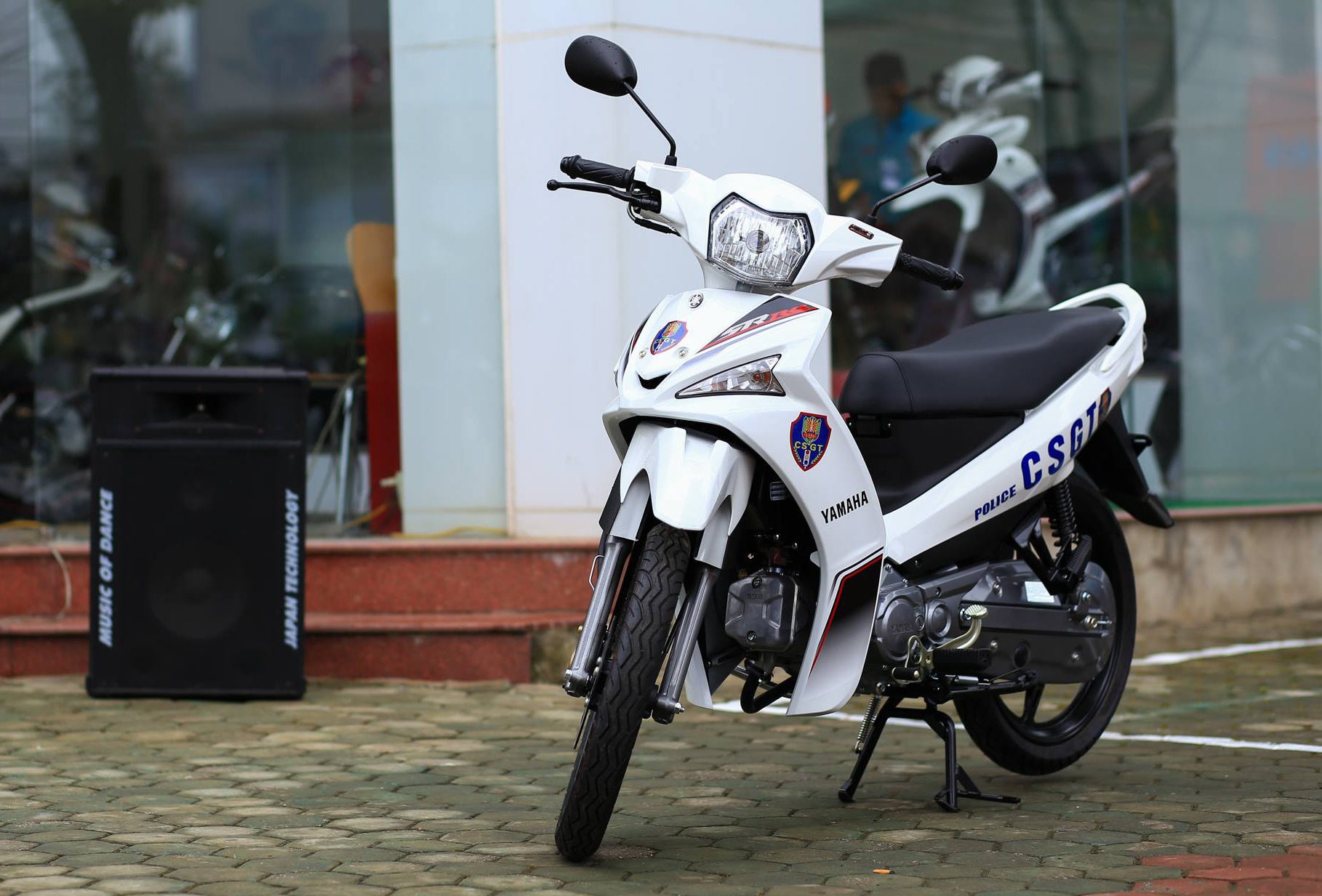 Sirius RC Fi 2014 là mẫu xe số mới được ra mắt tại thị trường Việt Nam hồi tháng 3 năm nay. So với phiên bản Sirius trang bị phun xăng điện tử đời đầu tiên, phiên bản mới có một số thay đổi ở thiết kế. Phần yếm trước liền mạch. Ốp nhựa phía trong yếm được sơn cùng màu với màu tổng thể của xe. 