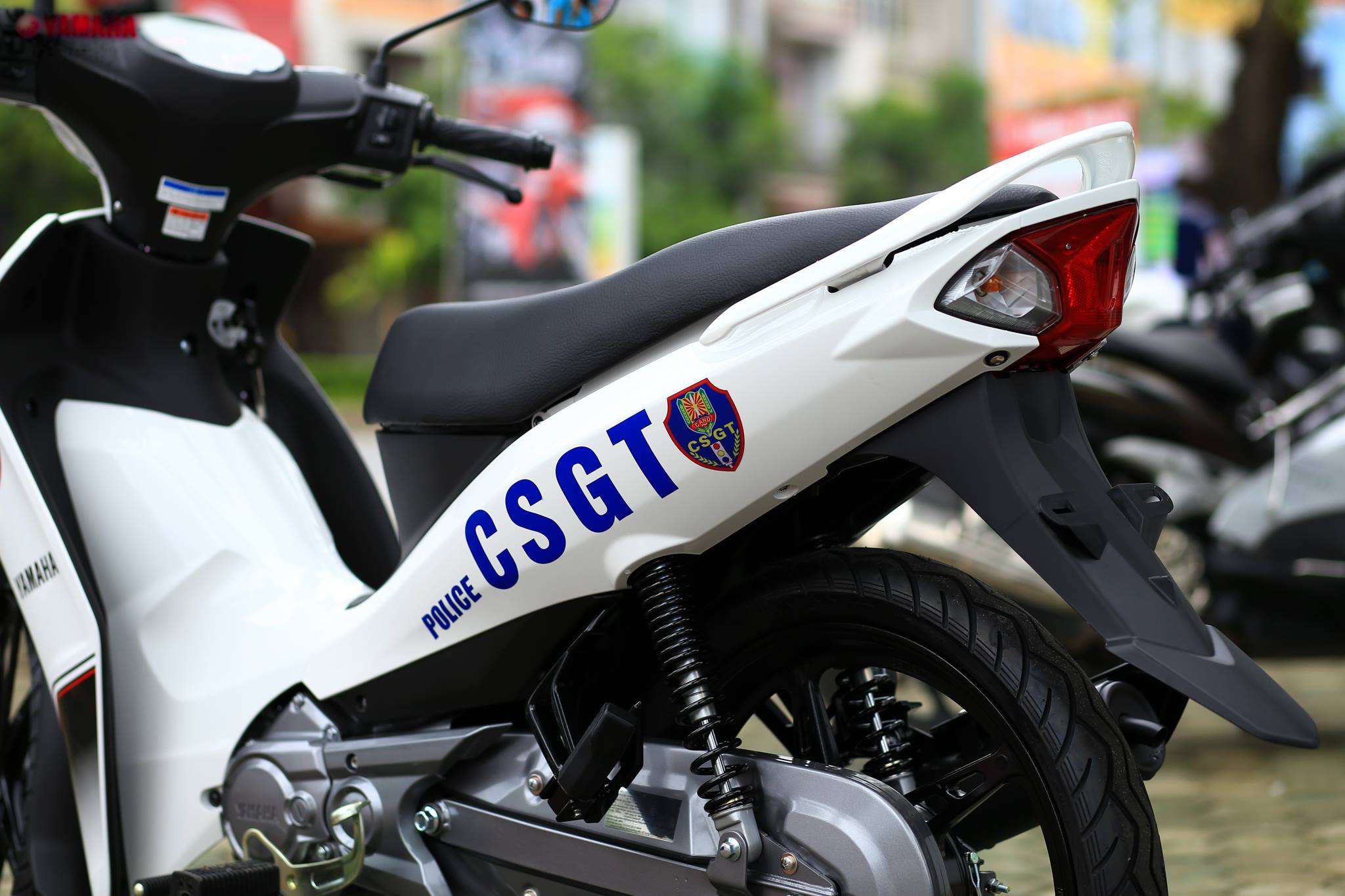 Đuôi xe Sirius Fi có thiết kế thon gọn, phần tay năm vuốt nhọn và được sơn cùng màu với thân xe. Thân xe chỉ dán duy nhất dòng chữ “CSGT” và huy hiệu. 