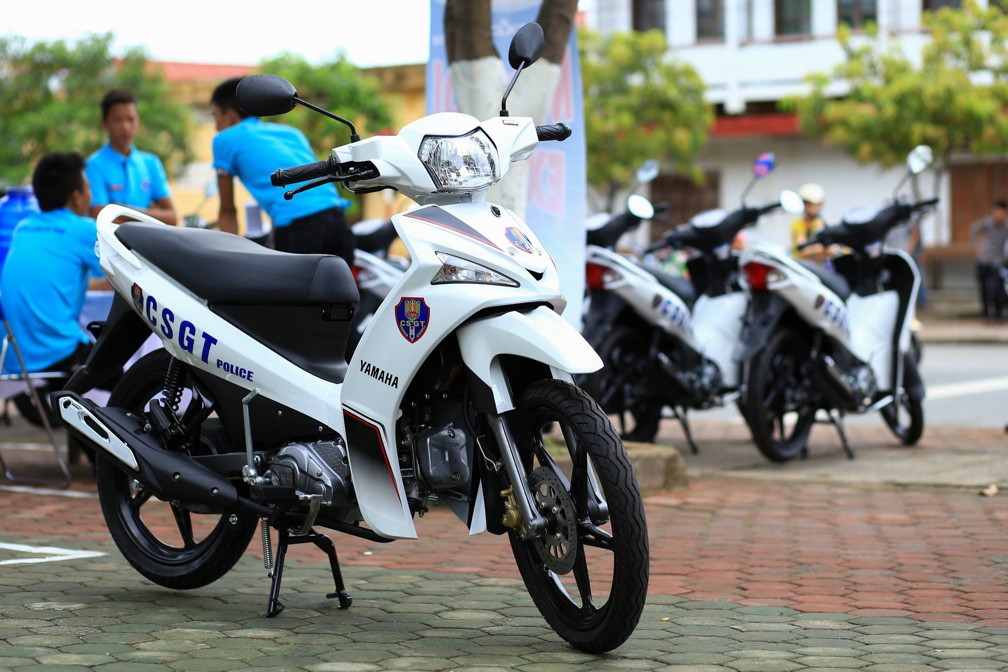 Do đó, thiết kế của Sirius Fi vẫn giữ được sự gọn gàng, nhưng tăng thêm phần trẻ trung và thể thao. Ngoài ra, Sirius Fi 2014 còn được trang bị đèn pha Halogen HS-1 mới, công suất 35W.