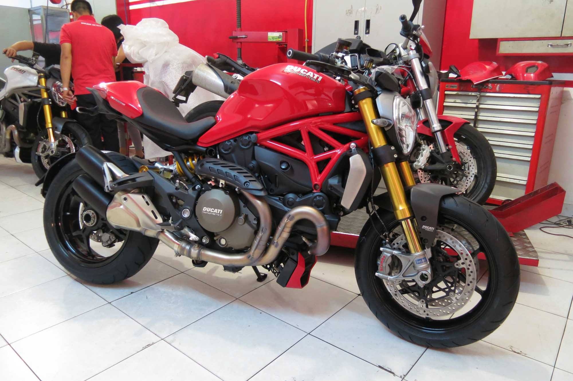 Monster 1200 S màu đỏ.