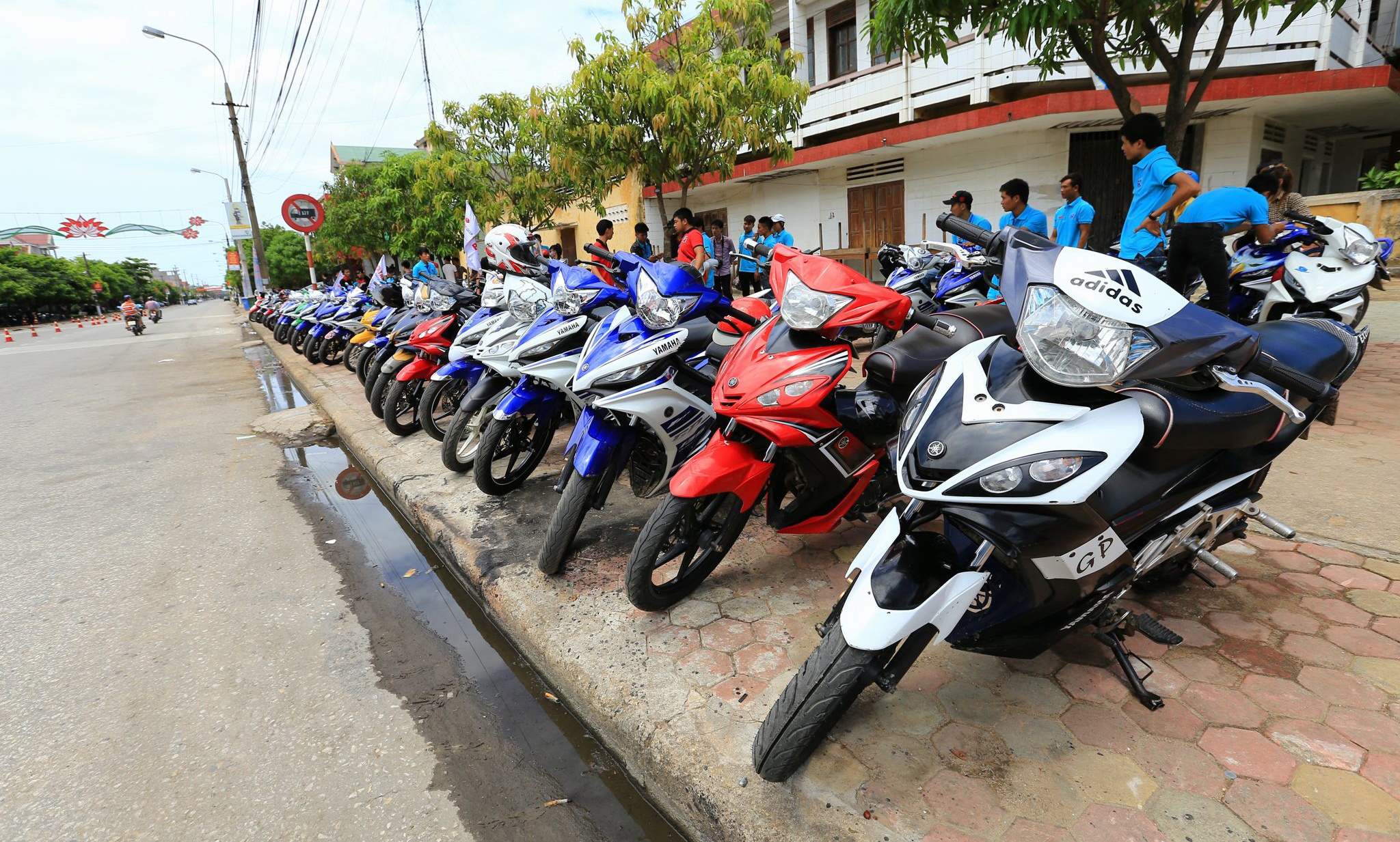 Đoàn xe đã diễu hành qua nhiều con đường trên thành phố Hà Tĩnh một cách có tổ chức với lực lượng xe cảnh sát giao thông dẫn đường. 