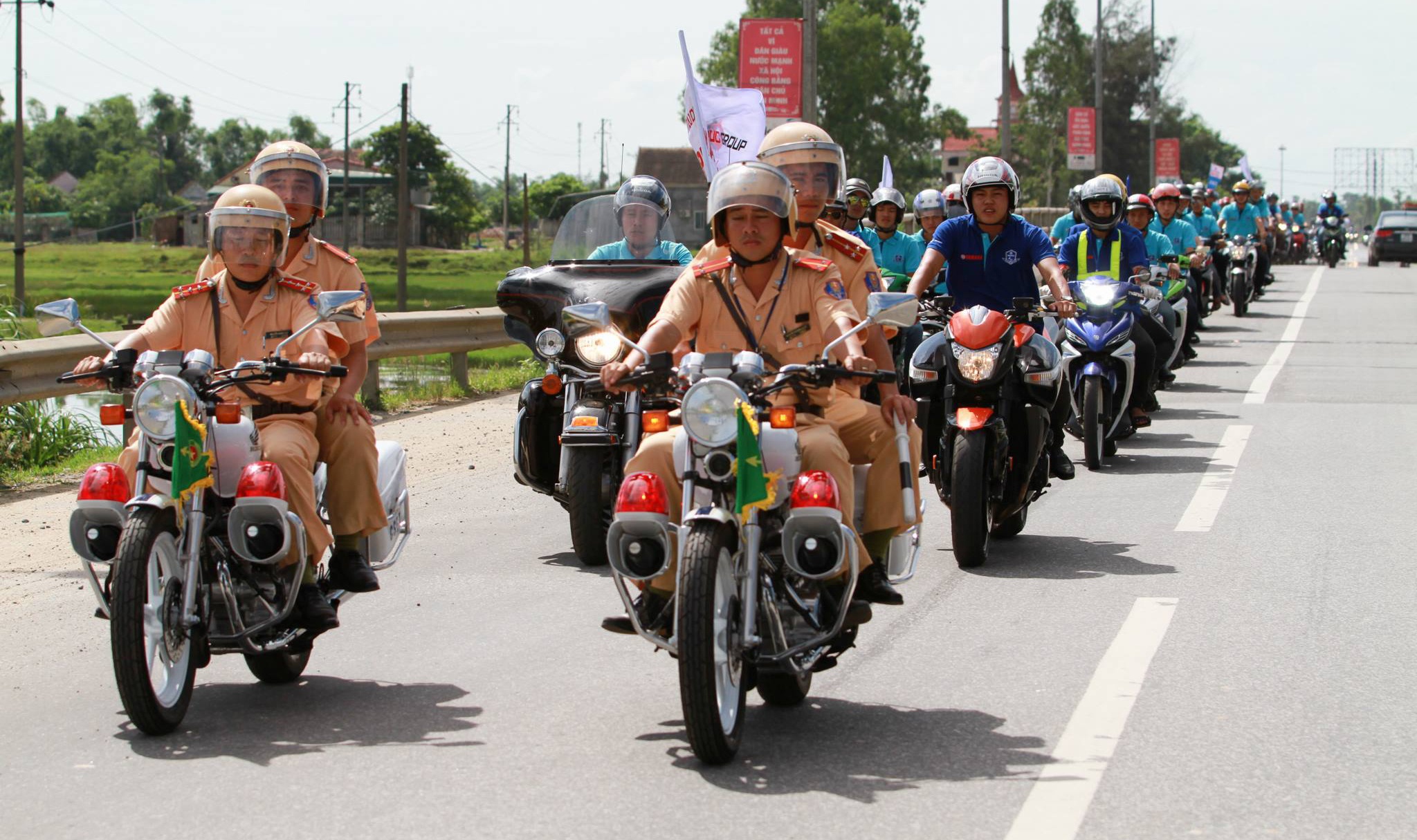 Chính thức có mặt tại Việt Nam từ năm 2005, dòng xe Exciter đã tạo cơn sốt trong giới trẻ suốt từ thời gian đó. Đặc biệt khi hãng xe Nhật tung ra phiên bản côn tay, Exciter gần như không vấp phải sự cạnh tranh nào, khi đứng một mình một phân khúc. 