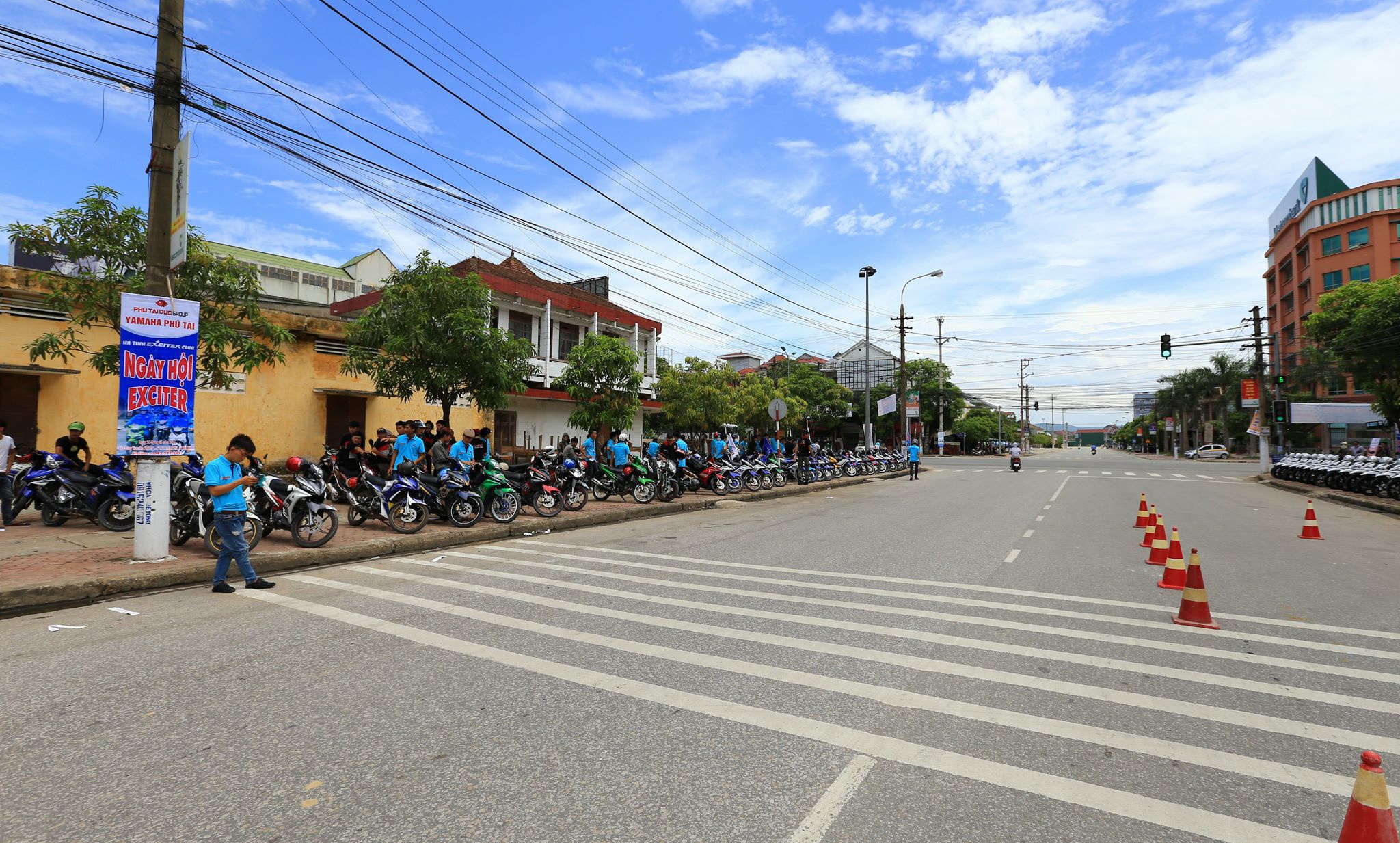 Theo thông tin từ phía Ban tổ chức, số lượng xe tham gia ban đầu chỉ hơn 300 xe một chút, nhưng sau đó các trên đường di chuyển đoàn xe đã thu hút thêm sự tham gia và con số xe lên đến gần 350 xe.