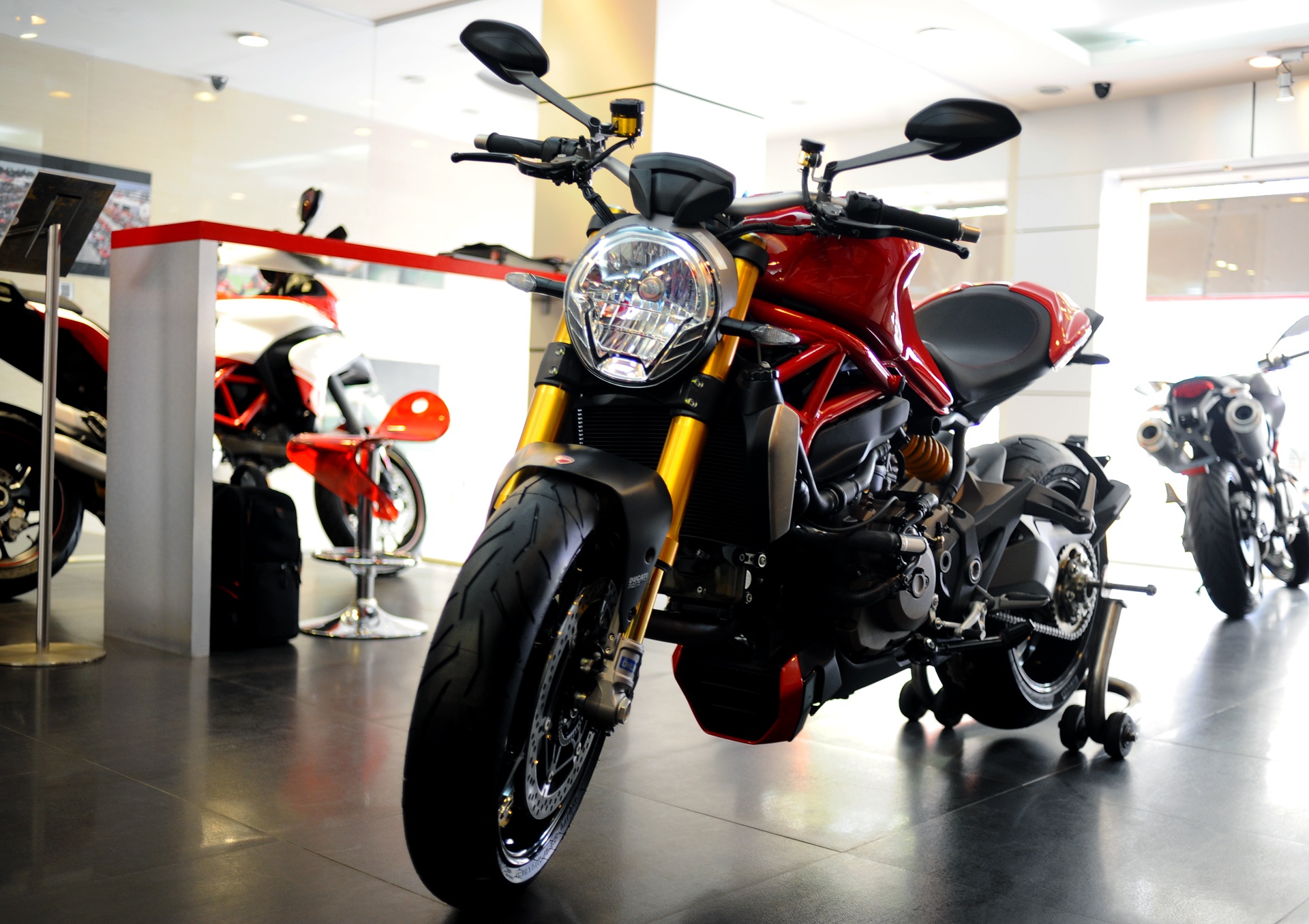 Ducati Monster 1200S sau khi được nhập TP. HCM đã nhanh chóng được chuyển ra showroom của hãng xe Ý tại Hà Nội. Theo đại diện của Ducati Việt Nam, 2 mẫu xe nhập về đợt này thì phiên bản màu trắng đã được đặt hàng từ trước và đang chờ bàn giao lại cho khách. 