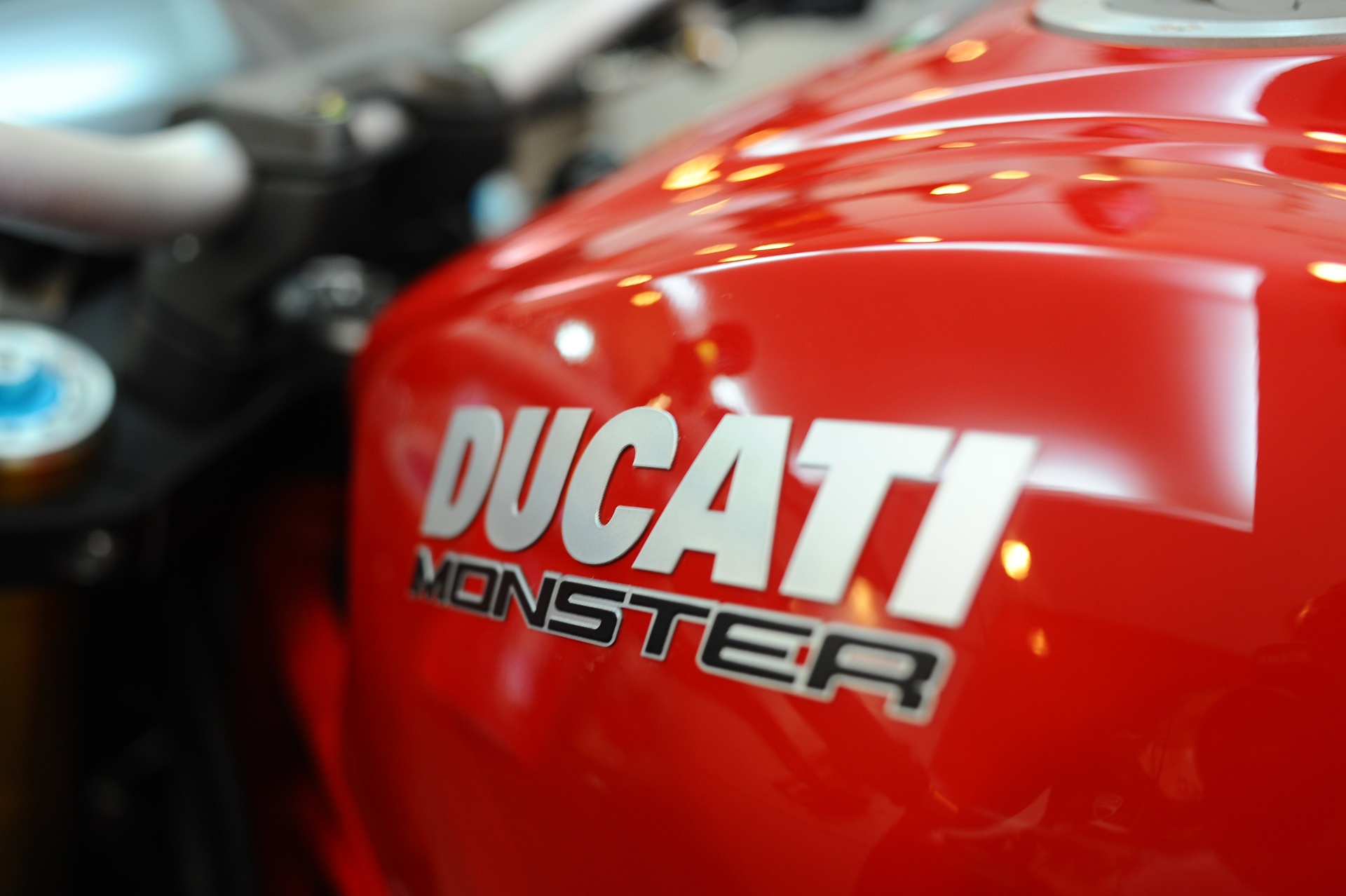  Monster 1200S được trang bị những tính năng an toàn cao cấp nhất hiện này của Ducati bao gồm hệ thống chống bó cứng phanh ABS