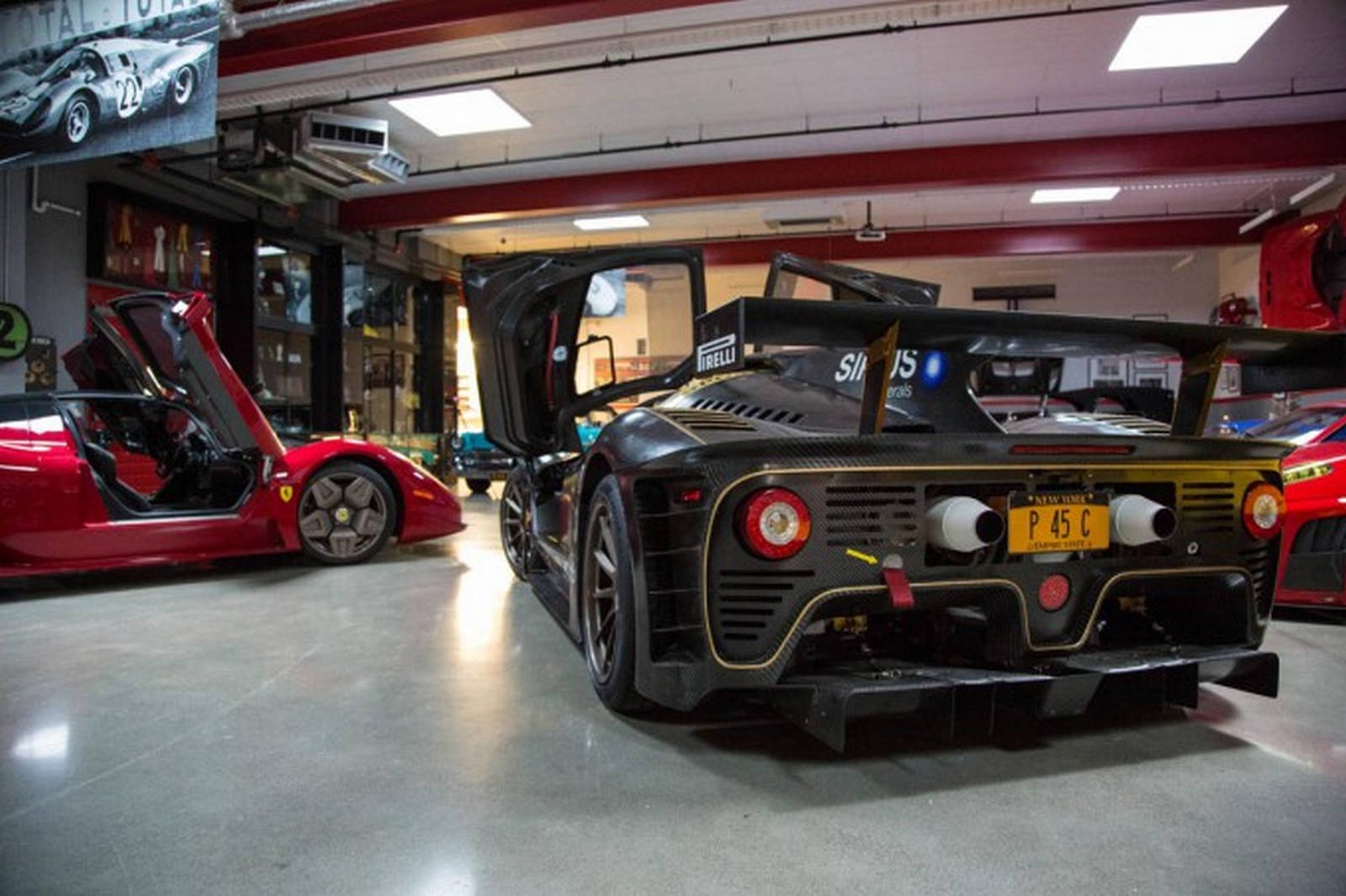 Tuy nhiên, đối với những người đam mê xe, James còn được biết đến là một nhà sưu tập siêu xe hàng độc có tiếng. Ngoài ra, đạo diễn người Mỹ này cũng sưu tập khá nhiều mẫu xe đua, đặc biệt là các mẫu xe của thương hiệu Ferrari. Trong số này, Ferrari P4/5 là một ví dụ điển hình.