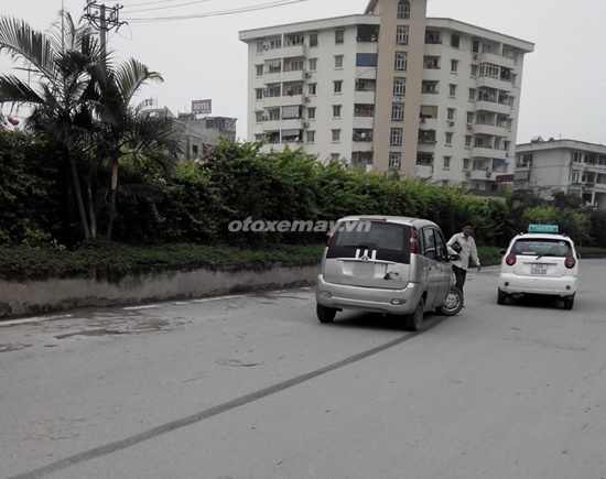 Xe Ideal 2 được thiết kế ăn theo kiểu dáng của xe Deawoo Matiz và Daihatsu Charade. Mẫu xe này mặc dù được lắp trong nước nhưng vì hoàn toàn nhập linh kiện Trung Quốc nên nhiều chi tiết vẫn đậm chất “Tàu” như máy nghe nhạc vẫn dùng băng catssette, một số nút chức năng sử dụng tiếng Hoa, sẽ rất bất tiện cho người Việt sử dụng, vị trí ngồi lái không nhìn thấy đầu xe, gây khó khăn trong lúc điều khiển...