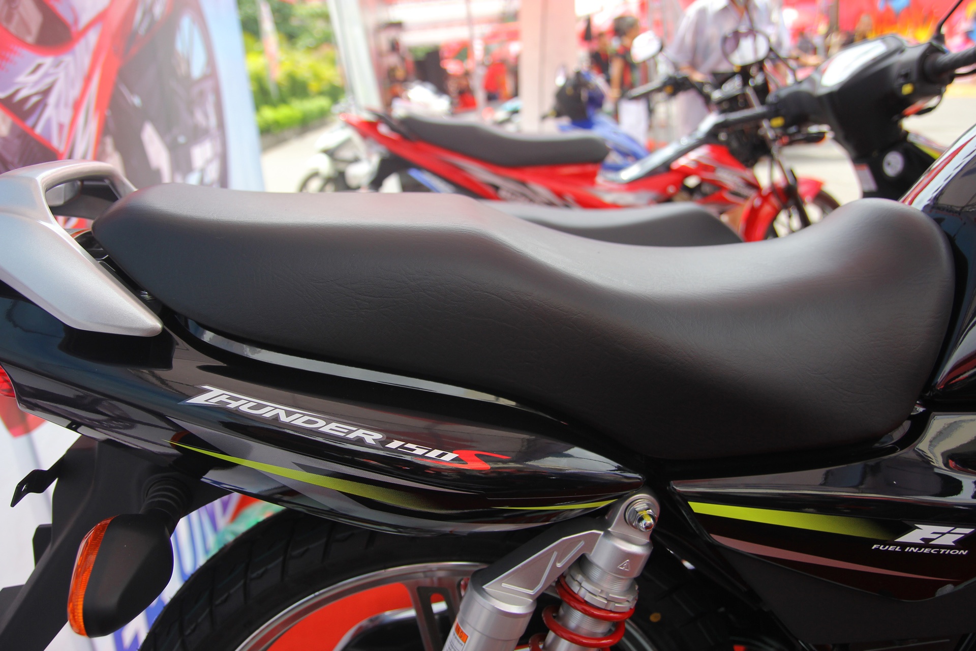 Yên xe được bọc da mềm. 