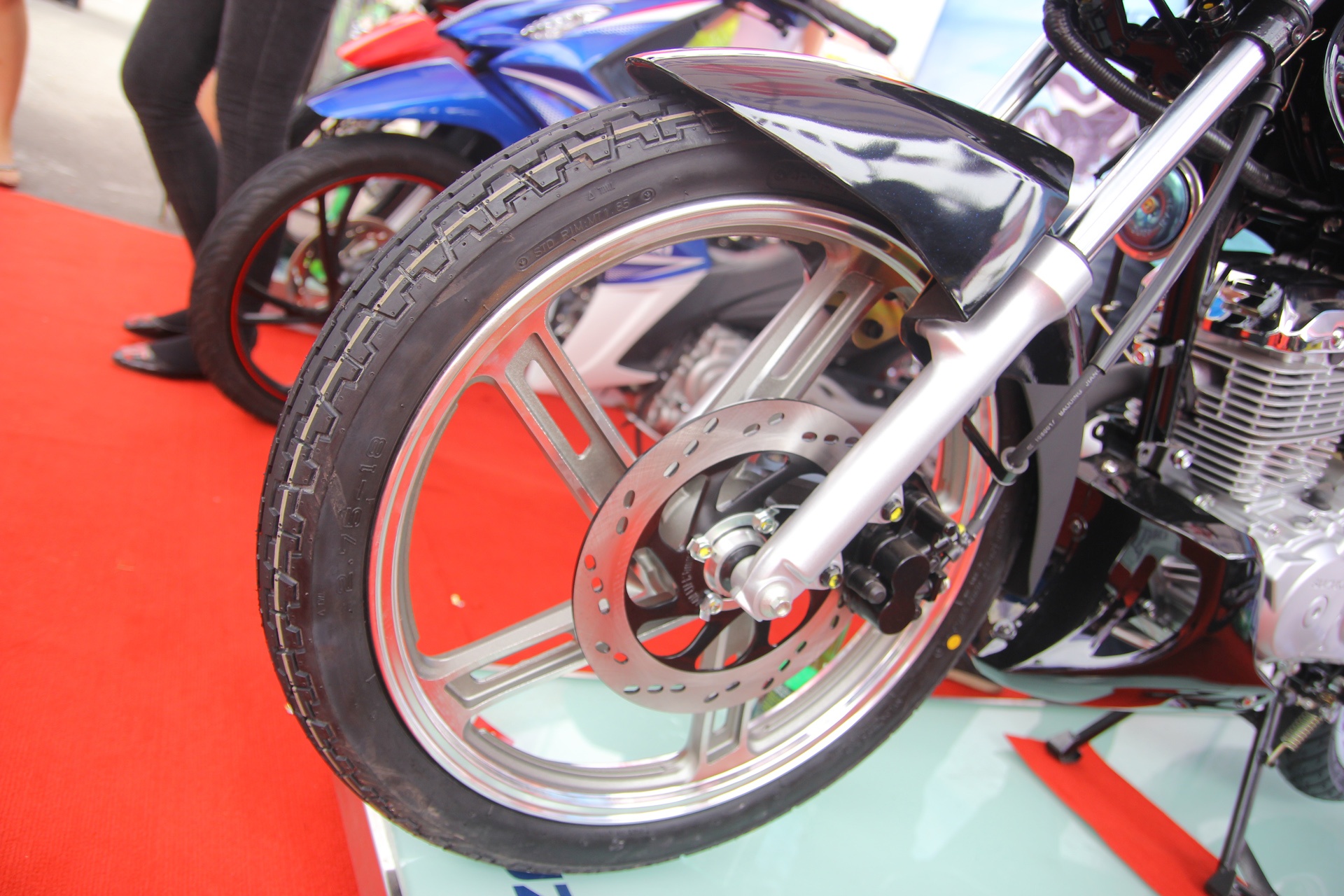 Thunder 150S Fi được trang bị lốp trước không săm và sử dụng phanh đĩa. 