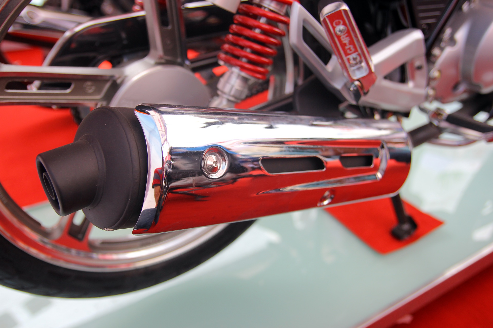 Ống pô thiết kế khá thể thao.