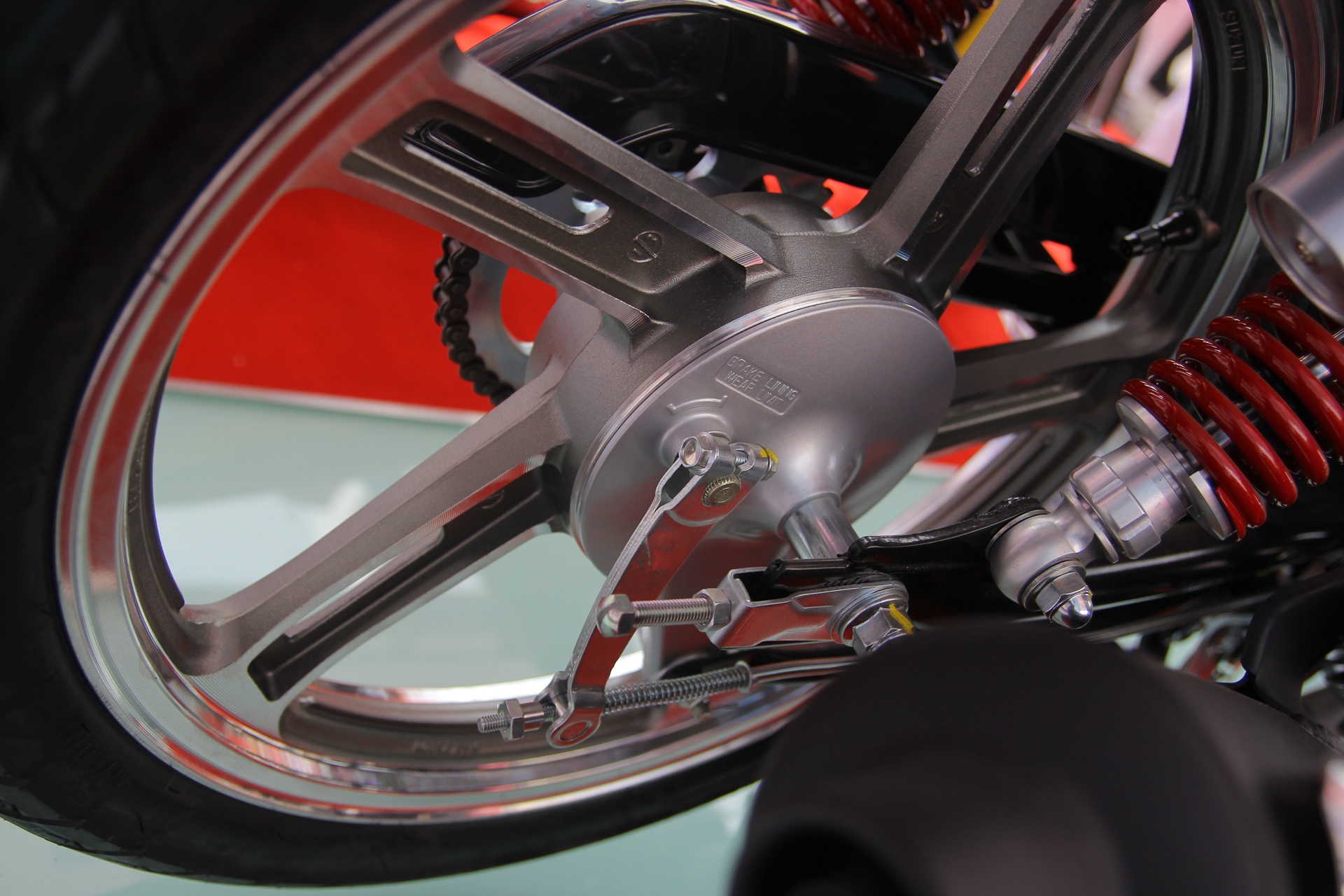 Lốp sau không săm kích thước 90/90-18 và trang bị phanh tang trống. 