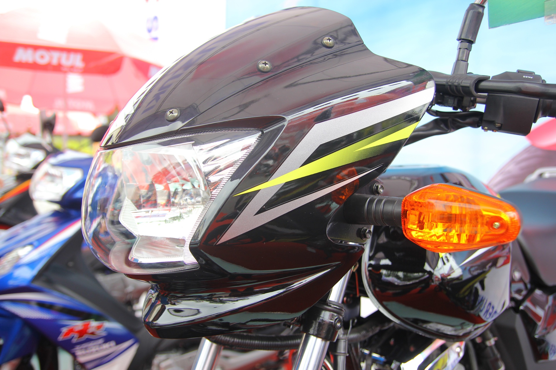 Đèn xi-nhan nằm tách rời, cũng có kích thước to và có phần giống với xi-nhan sử dụng trên mẫu Raider 150 ra mắt trước đó. 