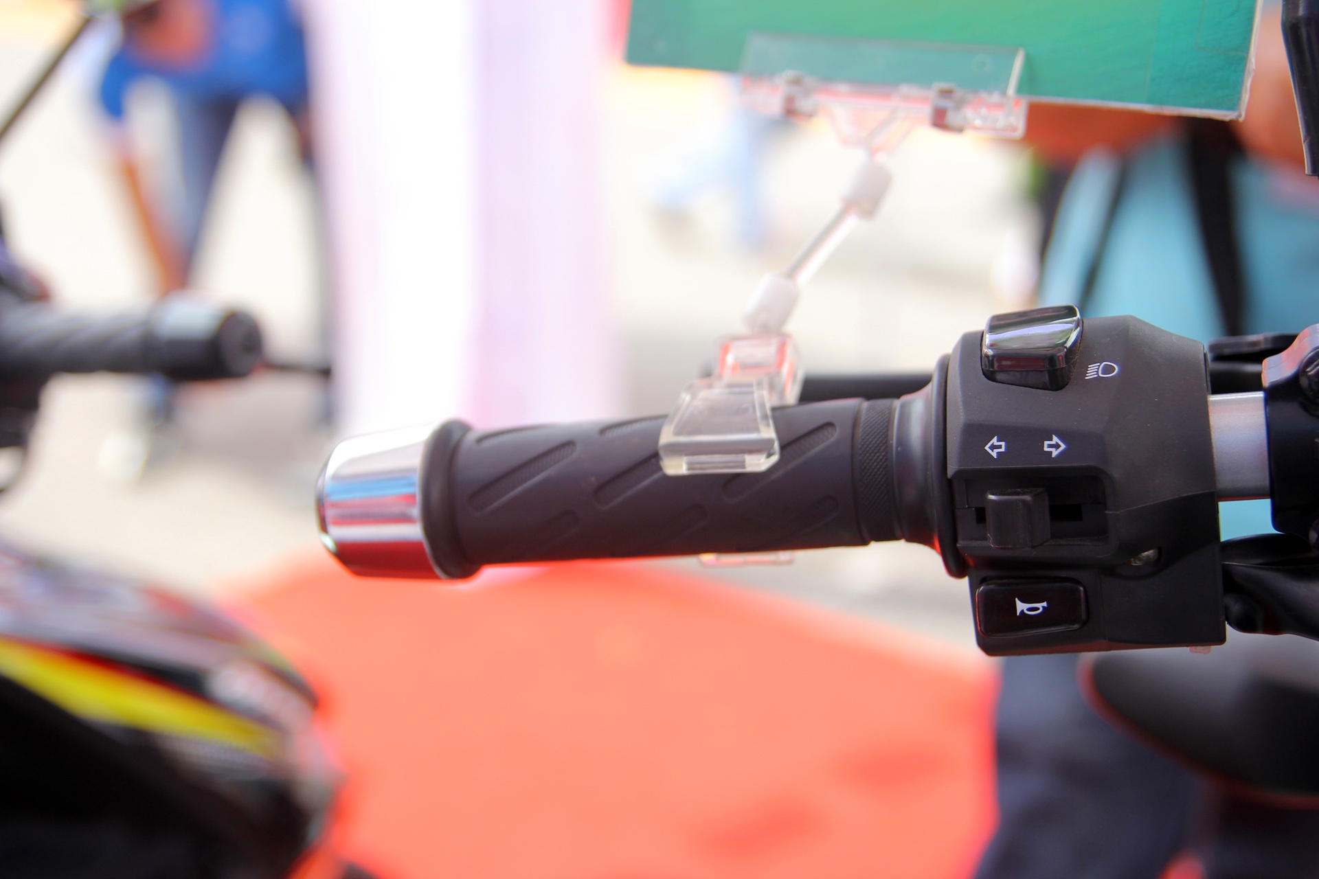 Các nút bấm chức năng bên tay trái, phía trước có thêm nút bấm dành cho đèn xin vượt