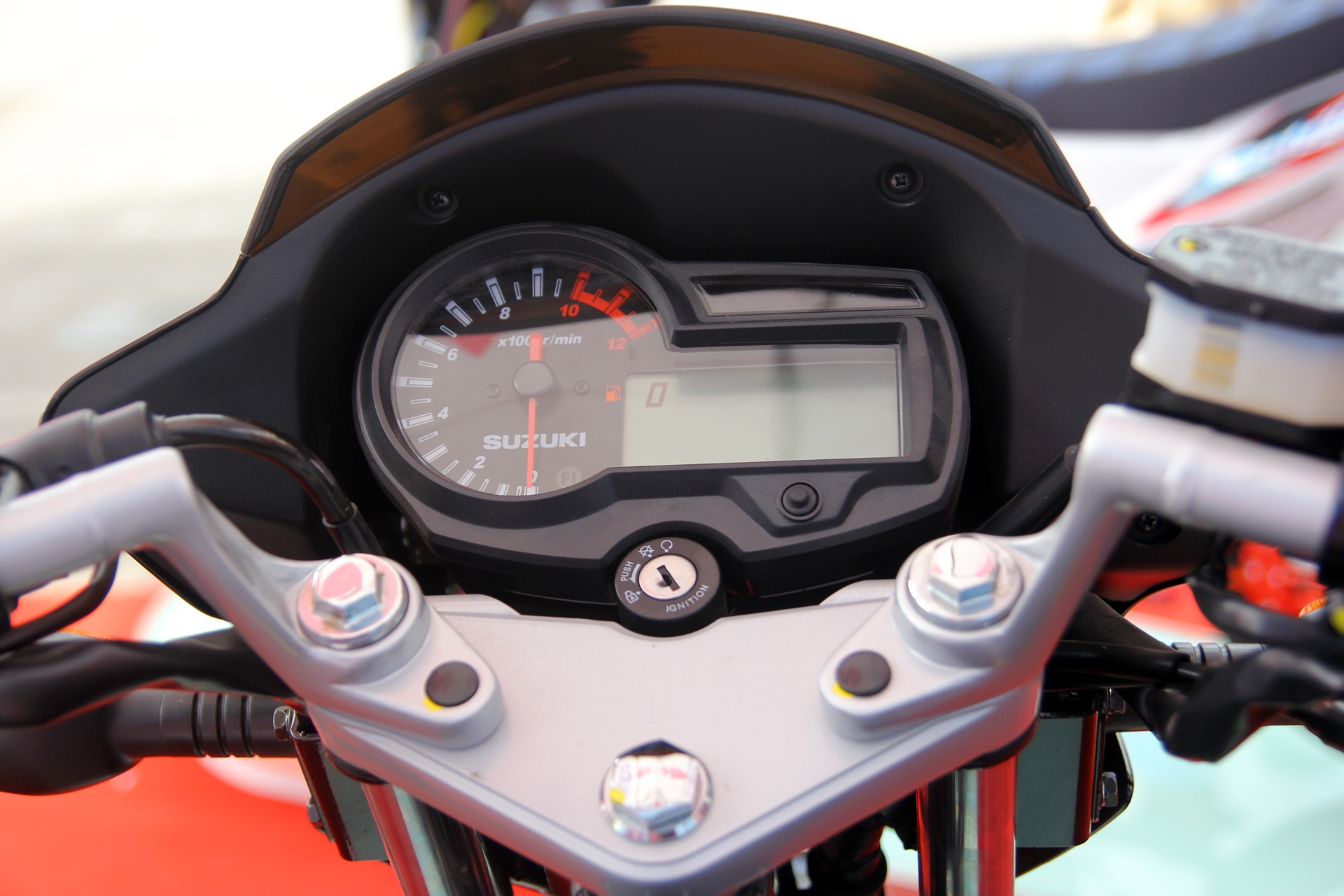 Bảng đồng hồ kết hợp màn hình analog hiển thị vòng tua máy và màn hình điện tử.