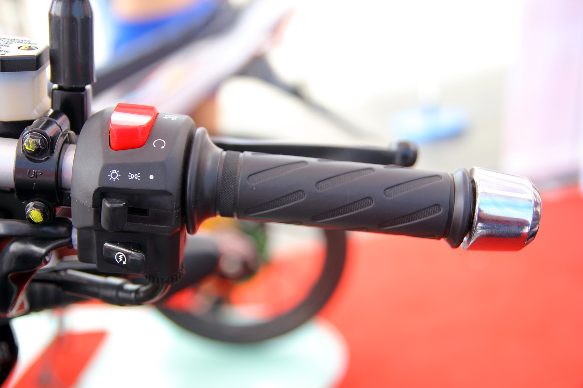 Cụm nút bấm chức năng bên tay phải, bao gồm: nút đề, nút đèn pha và tắt mở động cơ. 