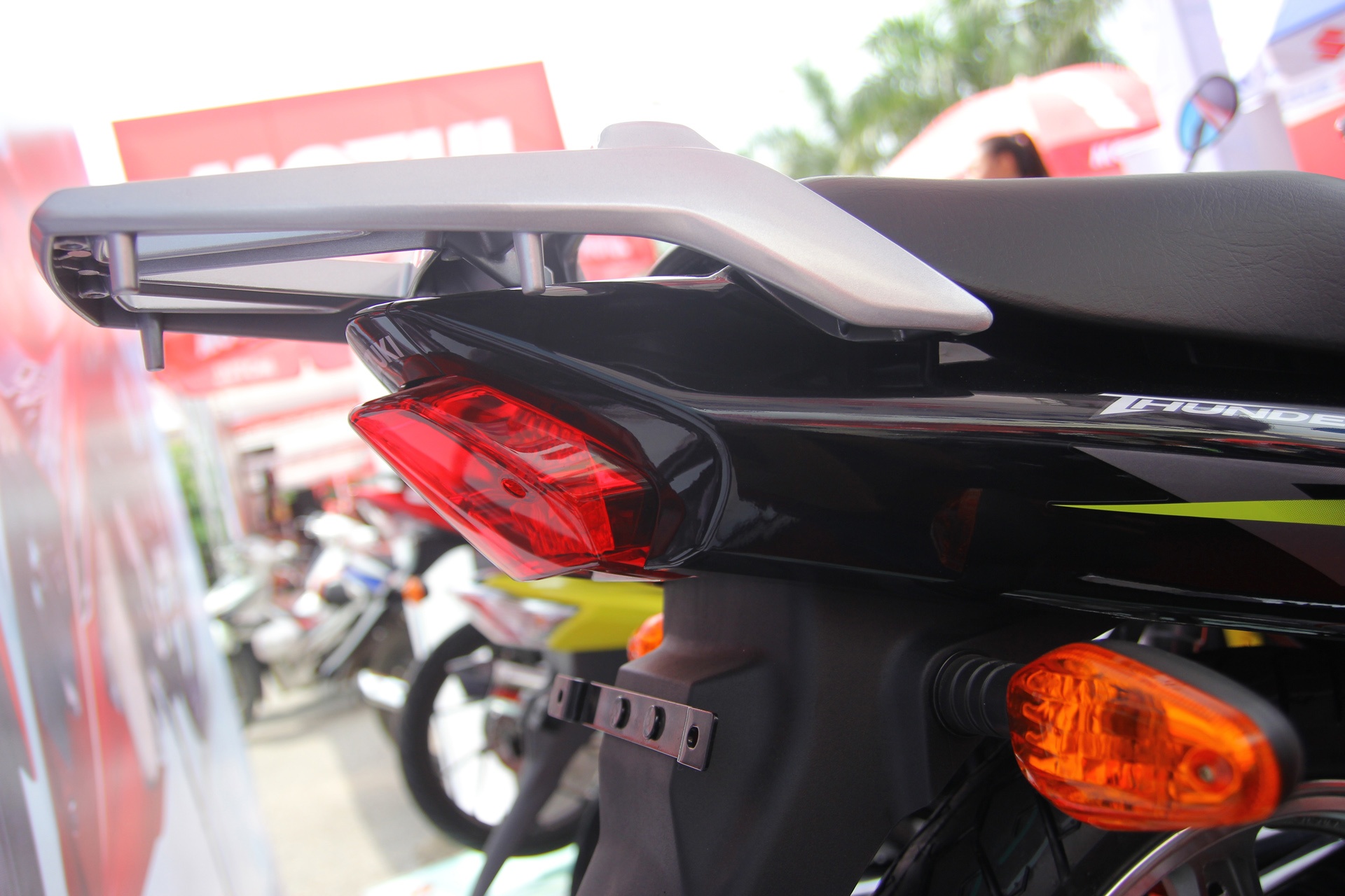 Cụm đèn chiếu hậu giữ nguyên thiết kế như trên EN150-A.