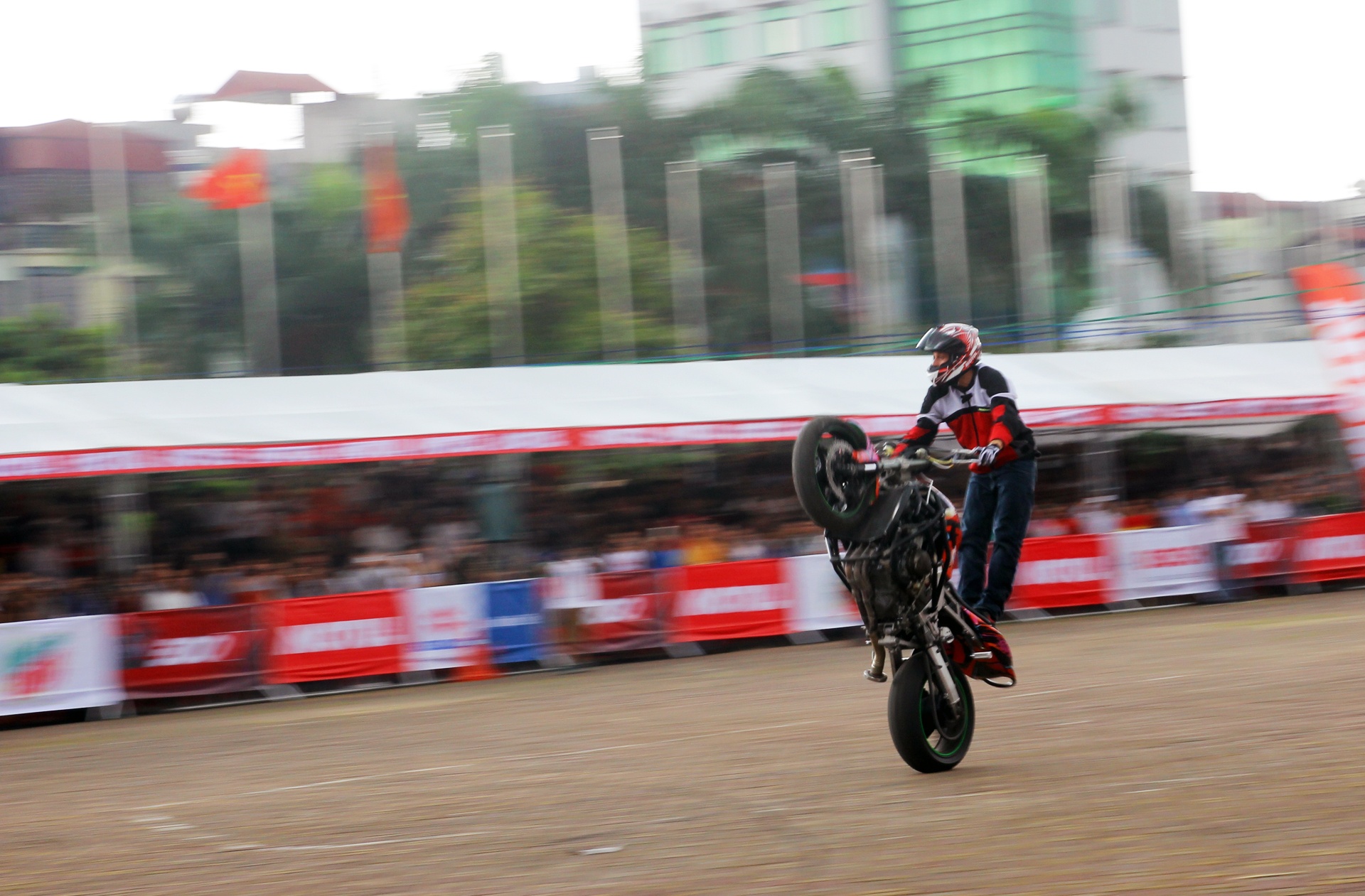 Man trinh dien mao hiem cua 2 tay lai mo to My tai Ha Noi hinh anh