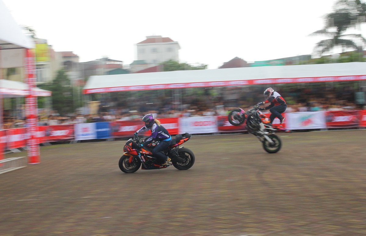 Hai tay lai My bieu dien boc dau xe tai Ha Noi hinh anh