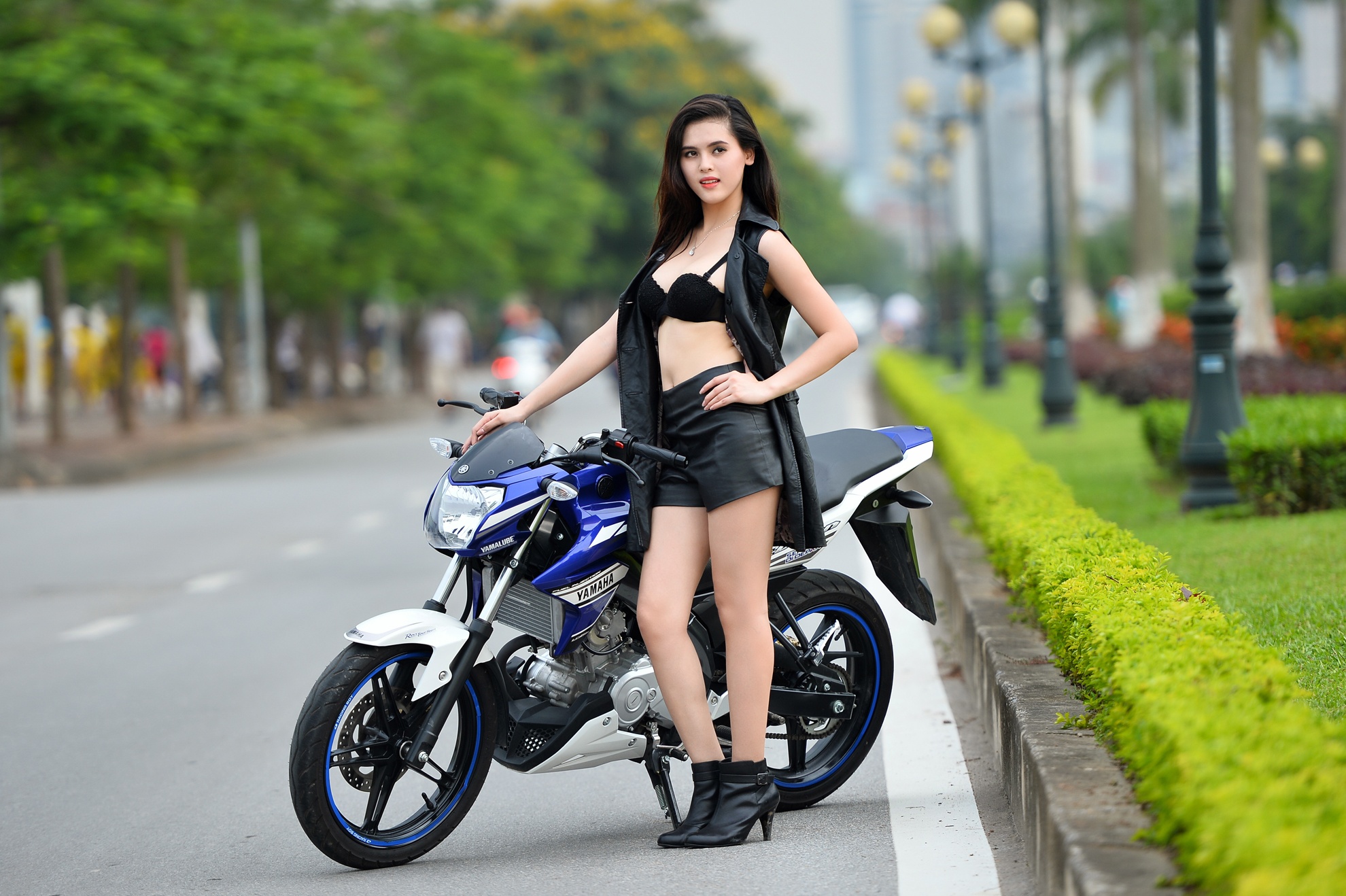 Mẫu naked-bike V-Ixion hay FZ150i được trang bị động cơ 4 thì, 150 phân khối, làm mát bằng dung dịch, công suất 16,6 mã lực tại 8.500 vòng/phút và mô-men xoắn cực đại 14,5 Nm tại 7.500 vòng/phút, tích hợp phun xăng điện tử. Tại thị trường Việt Nam, Yamaha phân phối xe với màu trắng duy nhất, kèm theo giá bán 67,5 triệu đồng. 