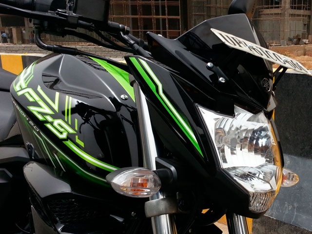 Trong khi đó, kiểu dáng của FZ cũng có những thay đổi. Phần đầu xe được trang bị cụm đèn pha mới. Thiết kế cụm đèn hậu cũng thay đổi, mở rộng bình xăng, thay đổi kiểu dáng yên xe… Ngoài ra, trọng lượng của FZ thế hệ mới cũng giảm khoảng 3 kg so với trước đó. Chiều cao yên xe tăng thêm 10 mm, dài hơn và rộng hơn. Kích thước lốp xe vẫn được giữ nguyên, tuy nhiên được thiết kế lai mặt lốp giúp tăng độ bám đường.