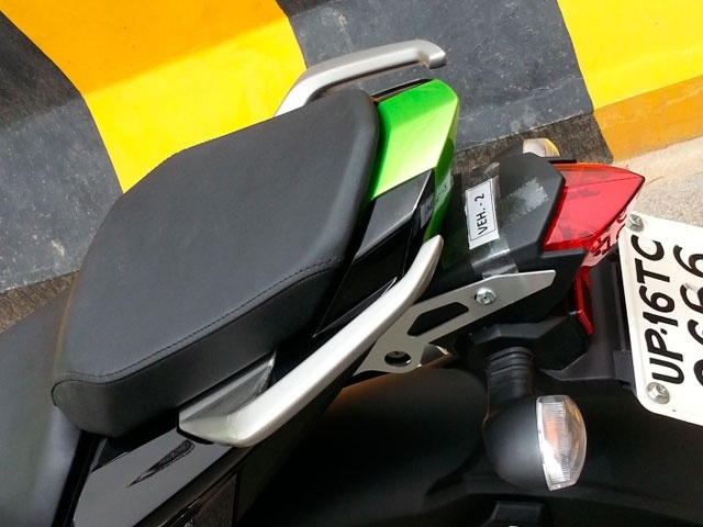 Yamaha FZ hiện là mẫu naked-bike có công suất mã lực nhỏ nhất trong phân khúc tại Ấn Độ, tuy nhiên đây cũng là mẫu xe rẻ nhất được trang bị hệ thống phun xăng điện tử. Mặc dù vậy, phiên bản FZ mới vẫn sử dụng phanh tang trống phía sau thay vì phanh đĩa. Bên cạnh phiên bản mới, hãng xe Nhật Bản vẫn bán song song thế hệ FZ cũ, sử dụng động cơ chế hòa khí.