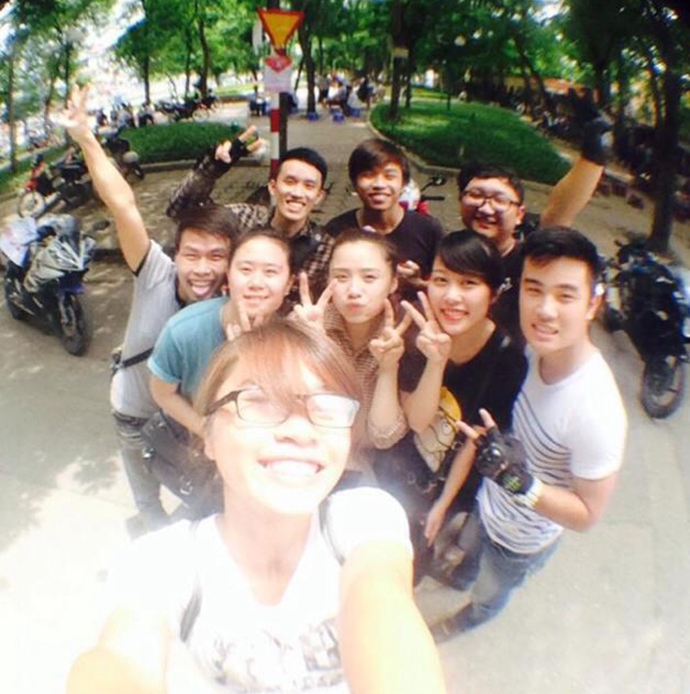 Giây phút nhí nhảnh của S.W.A.T Team bên ngoài khu vực thi. Ảnh: Phương Thảo