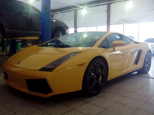 Lamborghini Gallardo cu gia ngang Toyota Camry tai Ha Noi hinh anh