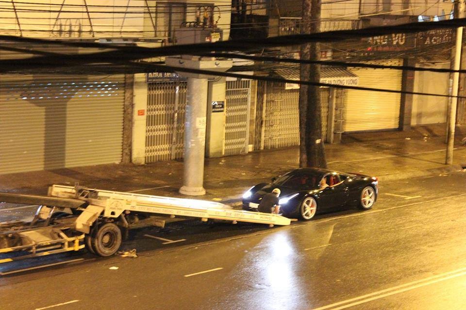 Ferrari 458 Italia mau den chuyen khau tu Sai Gon ra Ha Noi hinh anh