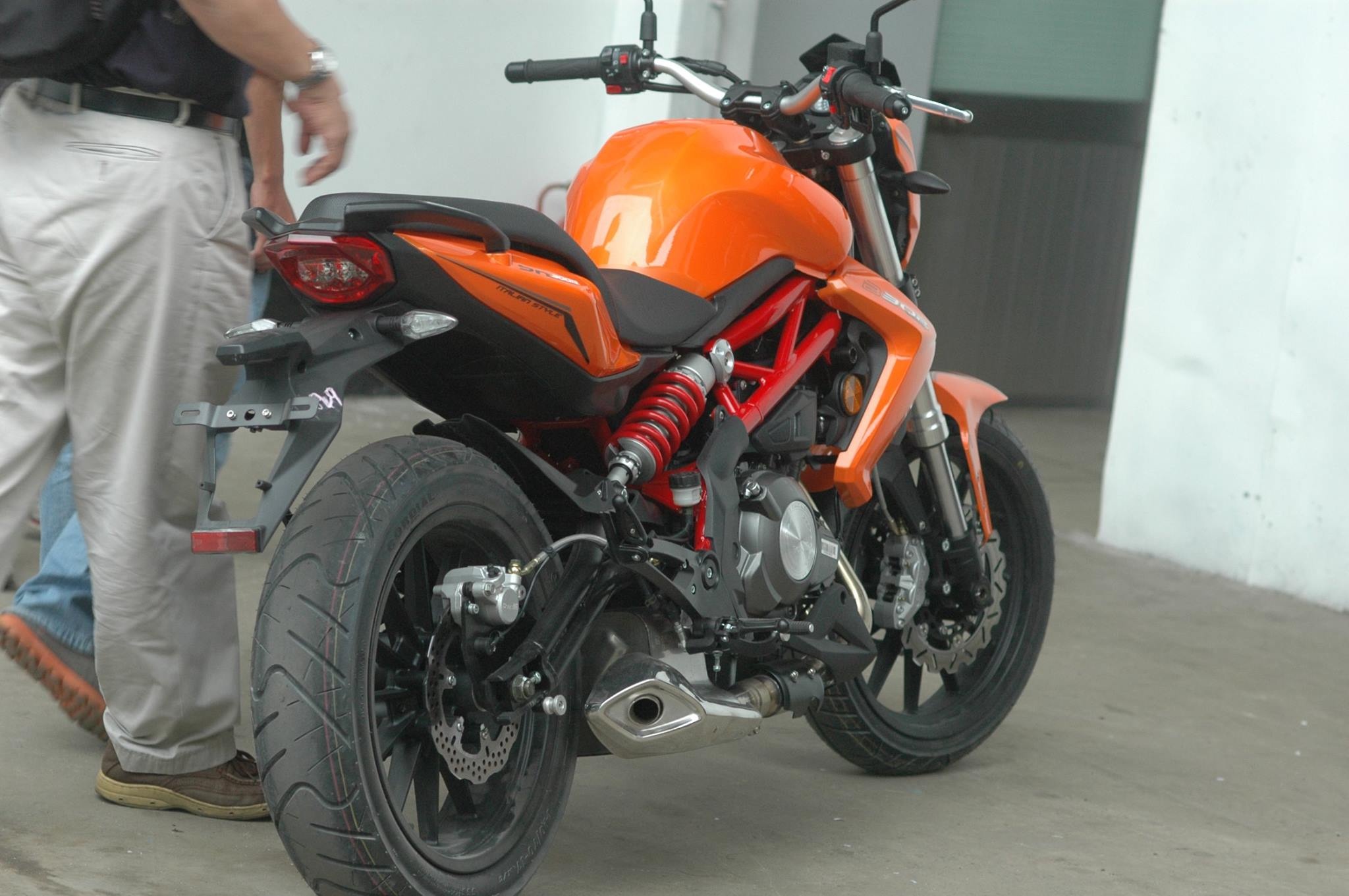 Lo anh naked-bike 300 phan khoi gia mem moi ve VN hinh anh