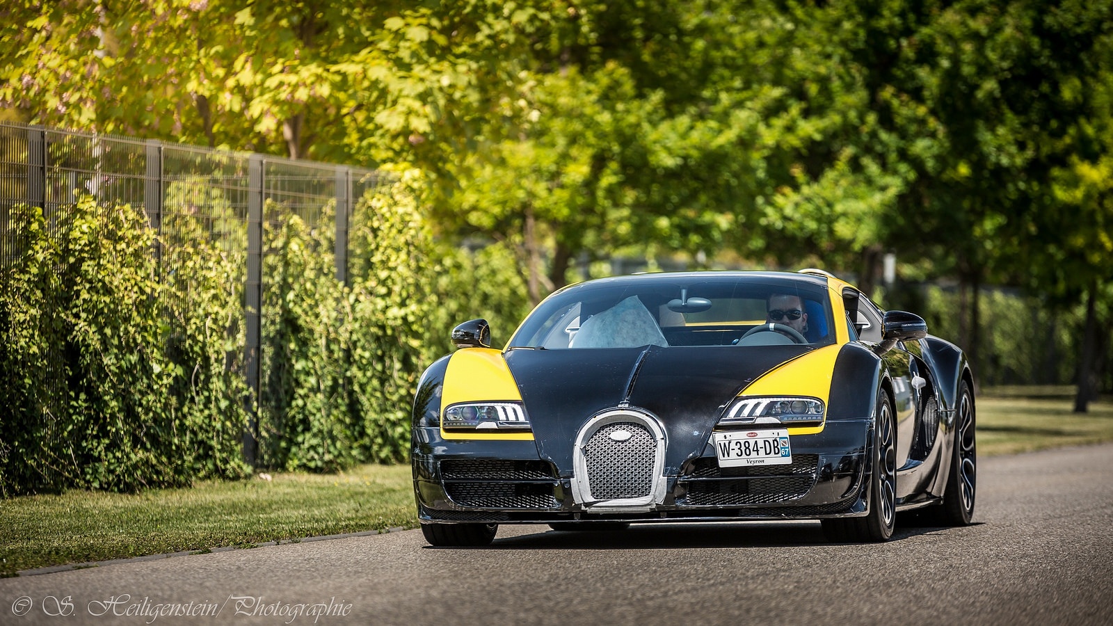 Sieu xe mui tran Bugatti Veyron them phien ban dac biet hinh anh