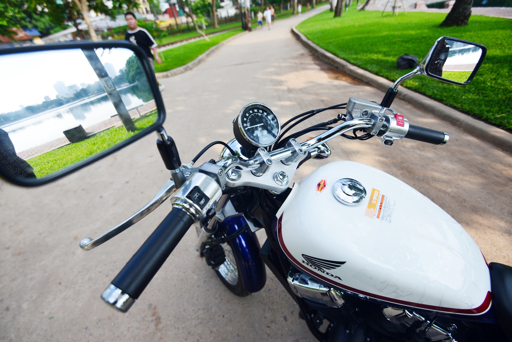 Đến năm 1985, những quy định tại Mỹ thông thoáng hơn, hãng xe Nhật Bản đã bổ sung thêm phiên bản động cơ 1.100 phân khối lên mẫu VT1100C. Ngoài ra, dòng xe Shadow còn nhiều phiên bản động cơ khác nhau từ 125 phân khối trở lên.