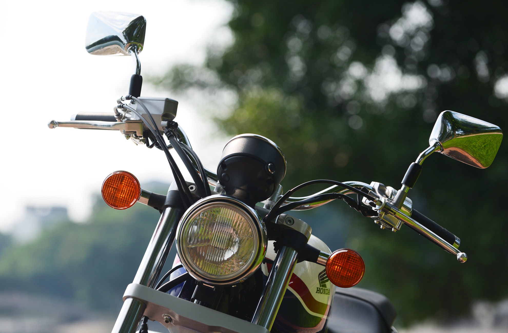 Thân xe được thiết kế nhỏ gọn, phù hợp cho việc di chuyển trên những khu phố đông. Trải nghiệm lái trên thực tế cho thấy thân VT400S khá linh hoạt khi chạy trên đường, kể cả những đoạn đường nhỏ hẹp vào cua gấp. 