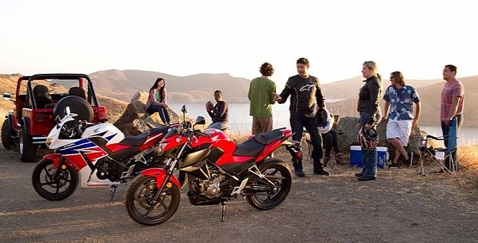 Tuy nhiên, mẫu naked-bike CB300F sẽ mang lại tư thế lái cao, phù hợp với việc di chuyển thường ngày trên phố và cả trên những hành trình dài. Do được phát triển cùng hệ khung sườn với CBR300R, nên nhiều khả năng sẽ không có sự thay đổi lớn này trên CB300F. 