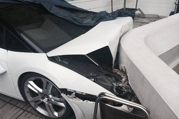 Theo tờ Times of India, một nhân viên khách sạn 5 sao tại thủ đô Ấn Độ đã làm hỏng siêu xe Lamborghini Gallardo của khách. Theo những hình ảnh ghi lại được từ camera an ninh của khách sạn  Le Meridien, nhân viên khách sạn này trong khi mang xe lên sảnh cho khách từ bãi đỗ xe, đã đâm rất mạnh vào tường bê tông.