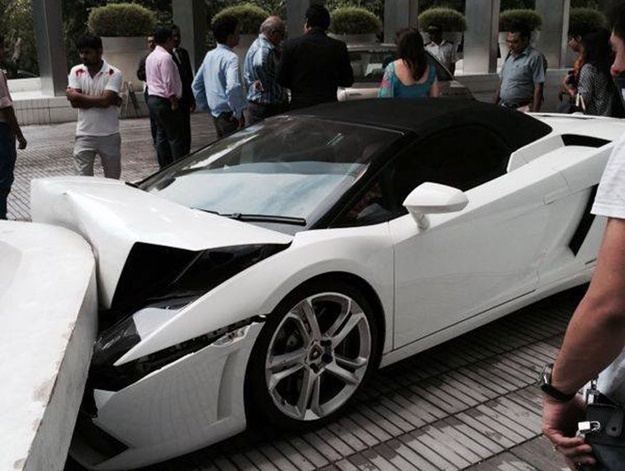 Nhan vien khach san pha nat sieu xe Lamborghini Gallardo hinh anh