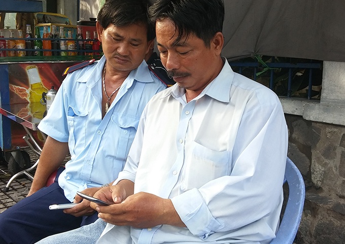 Hình ảnh dễ gặp trên hè phố TP.HCM: tranh thủ “Bắt chữ” mọi nơi, mọi lúc - Ảnh: T.Trực