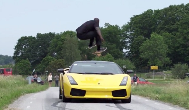 Nguoi dan ong nhay qua noc Gallardo o van toc 130 km/h hinh anh