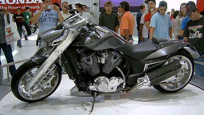 Trong quá khứ, sau khi phòng nghiên cứu và phát triển sản phẩm của của Honda tại Mỹ American R&D đưa ra mẫu concept xe đường trường Rune, mẫu xe này đã được sản xuất. Chính vì vậy, khi American R&D giới thiệu mẫu concept VTX Techno Cruiser, người ta cũng đã chờ đợi phiên bản thương mại của mẫu xe này. Tuy nhiên, kể từ năm 2004 đến thời điểm hiện tại, mẫu xe đường trường này cũng vẫn chỉ ở dạng xe ý tưởng mà không được sản xuất. Thiết kế của bản concept VTX Techno Cruiser mang nhiều đường nét góc cạnh, khiến người ta liên tưởng đến thiết kế quen thuộc từ KTM. VTX Techno Cruiser được trang bị khối động cơ V-Twin lấy từ động cơ của mẫu VTX1800. 