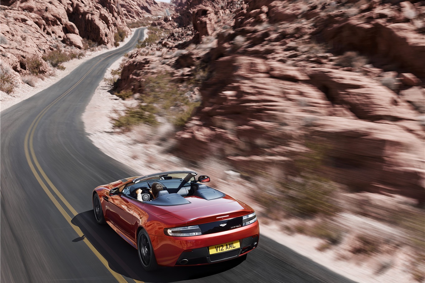 Ngoại trừ thay đổi ở kiểu mui trần, diện mạo của V12 Vantage S Roadster không có sự khác biệt ở kiểu dáng so với phiên bản 2 cửa, mui cứng. 