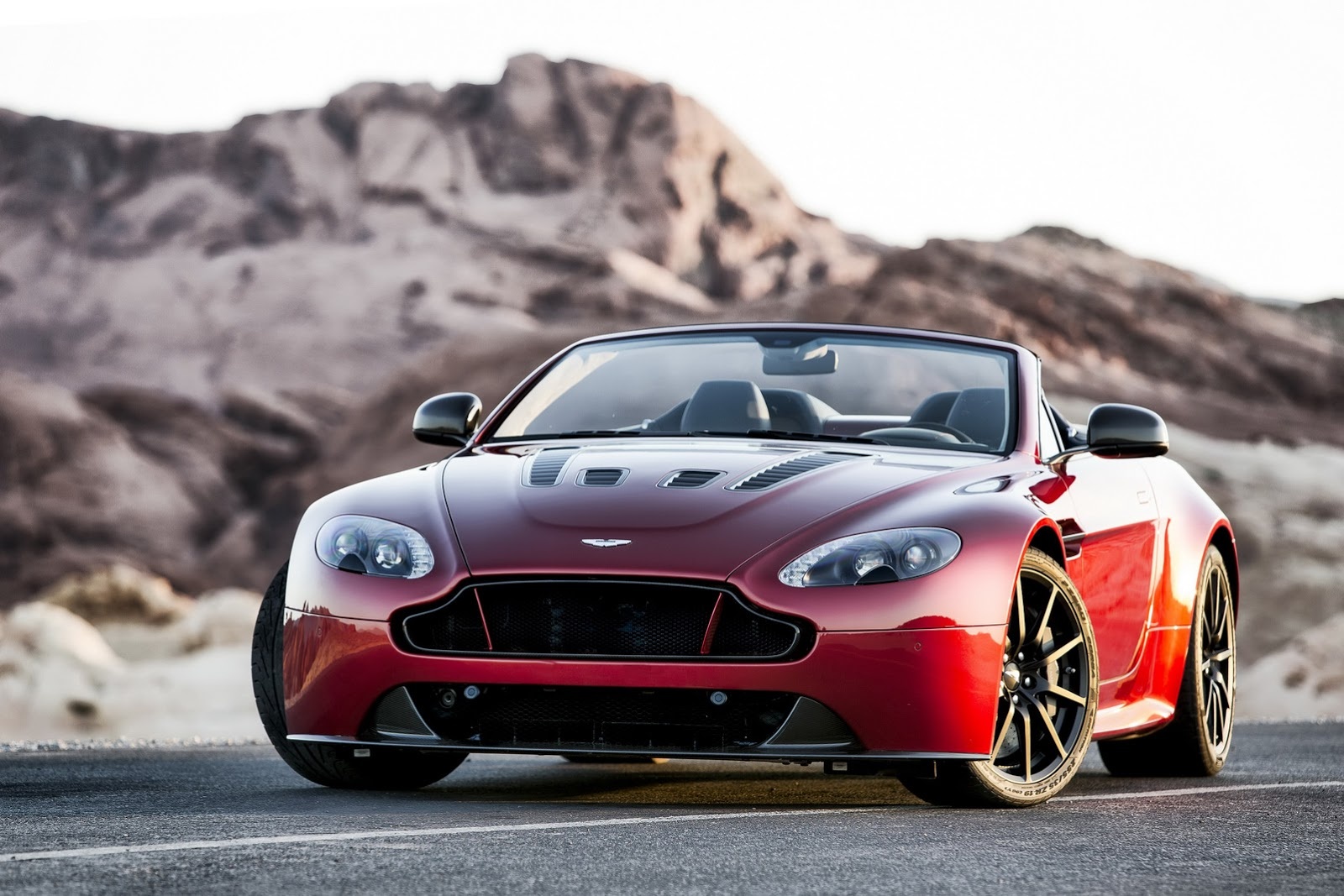 Xe mui tran Aston Martin V12 Vantage S Roadster trinh lang hinh anh