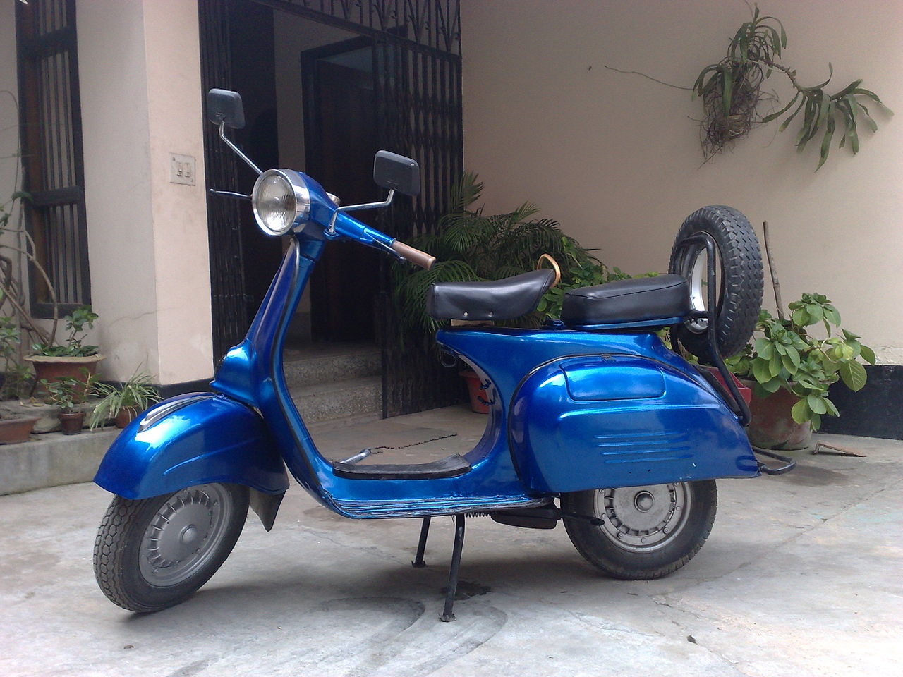 Những chiếc Vespa 150 Sprint du nhập vào Việt Nam từ những năm 1970. Khi đó, mẫu xe của Piaggio thực sự là một gia tài lớn mà không phải gia đình nào cũng có thể sở hữu. Đối với người dân Sài Gòn xưa, những chiếc Vespa 150 Sprint không chỉ là phương tiện đi lại, nó còn được coi là một tài sản thể hiện đẳng cấp, sự giàu có…  Vespa Sprint được sản xuất từ năm 1965 đến 1976, trang bị khối động cơ 2 thì 150 phân khối.  Vespa Sprint có 2 phiên bản khác nhau, thế hệ đầu tiên có tên Vespa Sprint, sau này được bổ sung thêm phiên bản Sprint Veloce, sản xuất từ năm 1969 đến 1976.  Hiện tại, Piaggio cũng đã khôi phục lại cái tên Sprint, nhưng trên một mẫu xe với kiểu dáng hoàn toàn mới, hiện đại hơn và sử dụng động cơ 4 thì. Nhưng đối với nhiều người đam mê, họ vẫn tìm mua những chiếc Sprint 150 cổ để sưu tầm, phục chế lại. Thậm chí, nhiều người chơi xe cũng đã lập câu lạc bộ chơi dòng xe này.