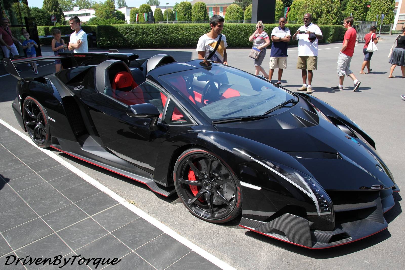 Sieu xe Veneno Roadster hut khach tai tru so Lamborghini hinh anh