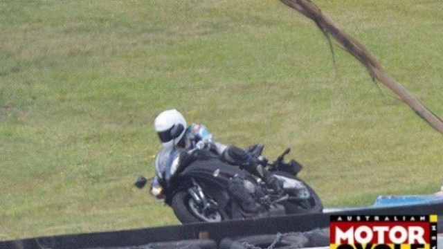Lo anh sieu mo to Yamaha R1 moi tren duong chay thu hinh anh