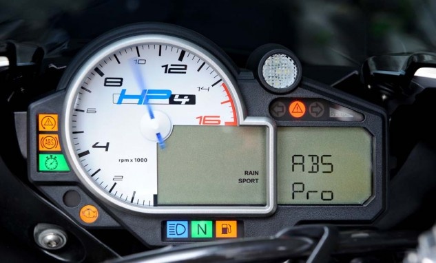 ABS Pro sẽ được áp dụng với chế độ lái Rain và Sport trên HP4.