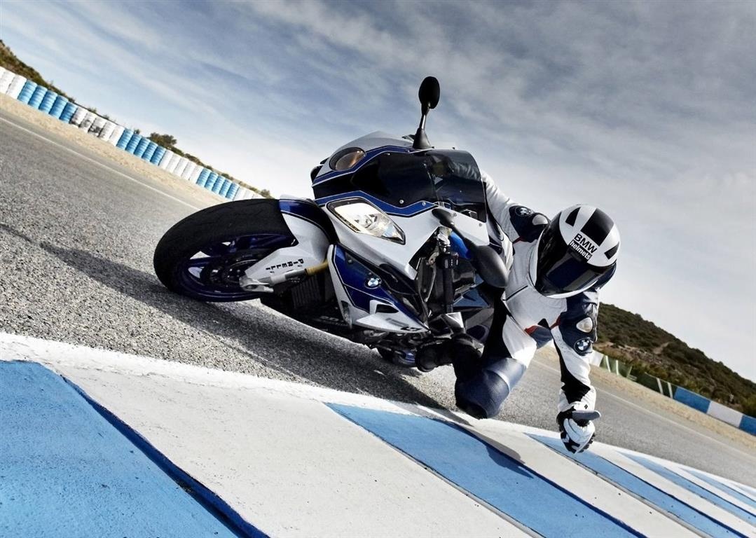 BMW HP4 sẽ thêm an toàn với công nghệ chống bó cứng ABS Pro mới.